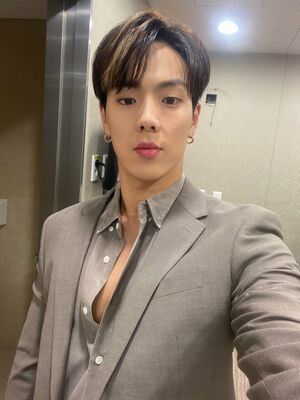 Photo : 210110 Shownu Twitter Update