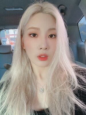 Photo : Kim Lip - Happy 4th Anniversary!