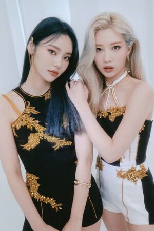 Photo : Jinsoul & Kim Lip