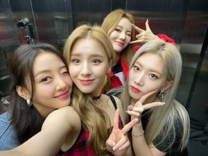 Photo : Yves, Heejin, Jinsoul & Kim Lip