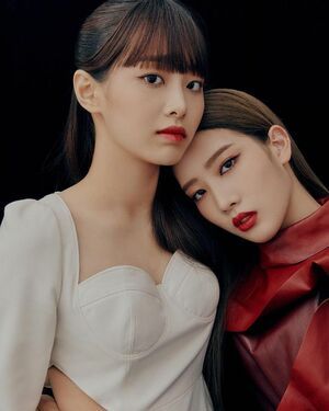 Photo : Chuu and Kim Lip