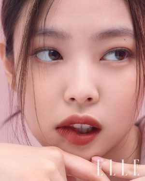 Photo : Jennie Kim lip bite