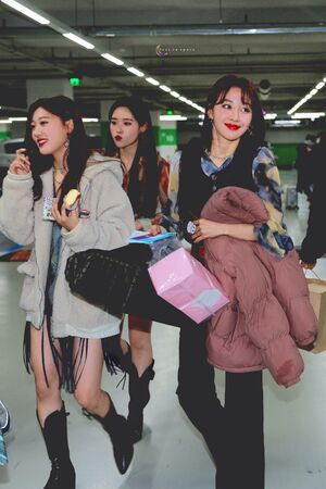 Photo : Choerry, Olivia Hye, & Yves