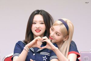 Photo : Olivia Hye & Jinsoul