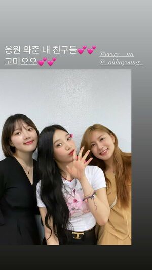 Photo : Red Velvet Joy Instagram Story with Yerin & Apink Hayoung