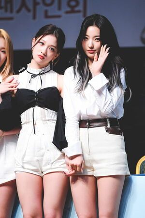 Photo : Seoyeon & Saerom - Fromis_9