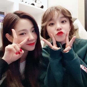 Photo : Yeoreum & Yuqi