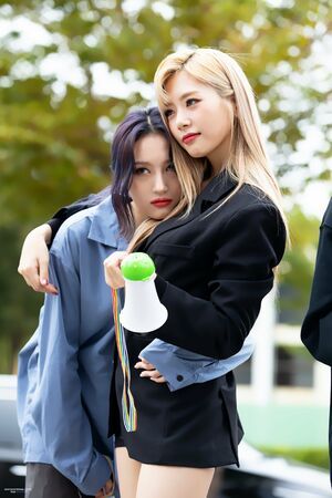 Photo : JiU and her baby Siyeon!