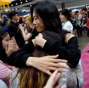 Photo : Jiu with a fan