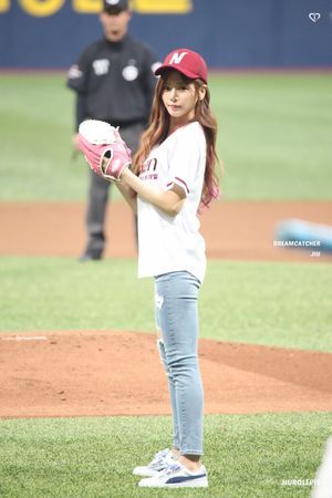 Photo : JiU doing some kind of sports-ball thing!