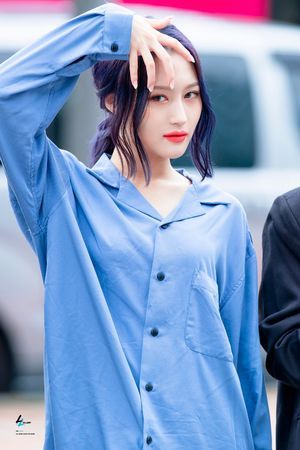 Photo : Siyeon unleashing her Persona!