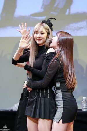 Photo : Yoohyeon and Sua
