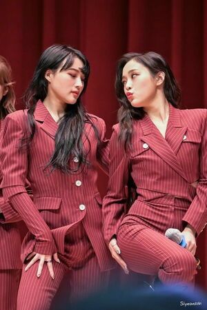 Photo : Siyeon and Gahyeon