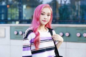 Photo : Gahyeon is the cutest with pink hair in my opinion