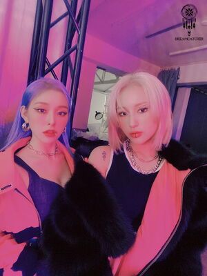 Photo : Siyeon and Gahyeon
