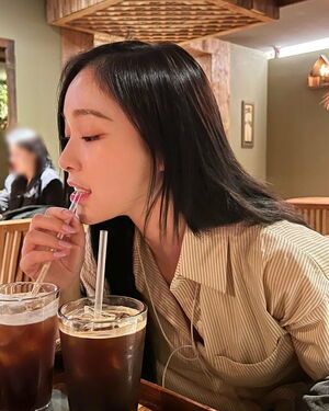 Photo : Gahyeon having a sip