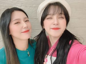 Photo : Miyeon & Yuqi