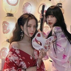 Photo : Jisoo and Lisa - BLACKPINK