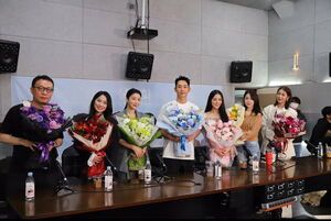 Photo : Loveyoonsea w/ Jisoo & Snowdrop Cast