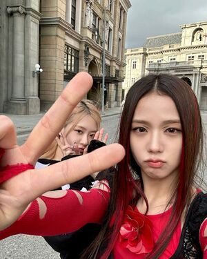 Photo : rose and Jisoo