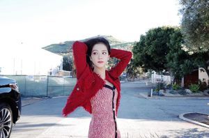 Photo : Jisoo (more in comments)