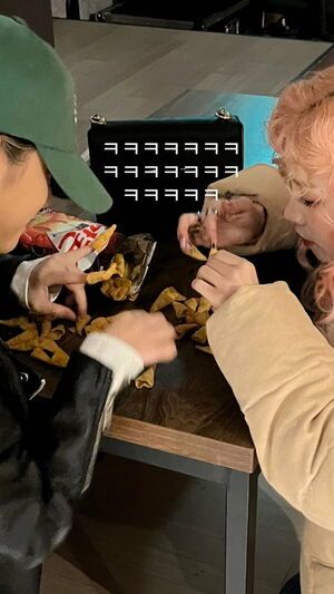 Photo : 220326 - Choi Yena Instagram Story Update with (G)I-DLE Song Yuqi
