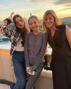 Photo : Alessandramistral w/ Jisoo and Jennie