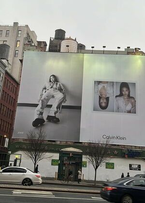 Photo : Jennie x Calvin Klein billboard in Houston Street, New York