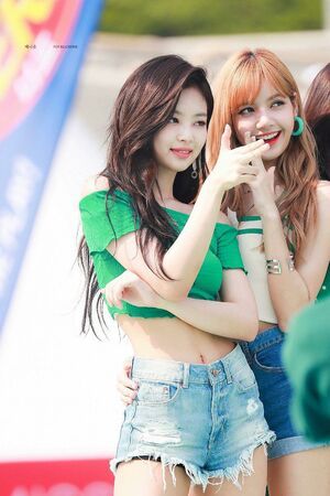 Photo : Jennie and Lisa