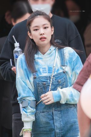 Photo : Jennie with Crutches ?