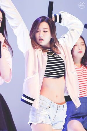 Photo : Red Velvet Seulgi is like 60% tummy!