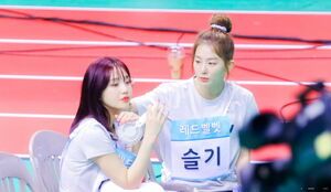 Photo : Seulgi & her baby Joy!