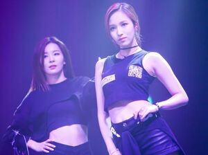 Photo : Mina and seulgi