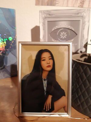 Photo : Framed my favorite picture of Seulgi (random Deukae in the back)