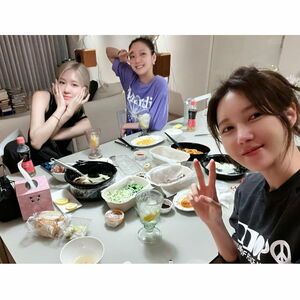 Photo : E.jiah w/ Rosé & Go-eun