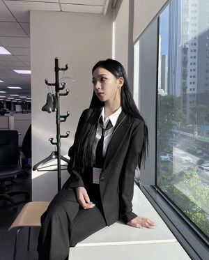 Photo : Karina on suit