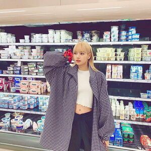 Photo : Lisa at shopping mall