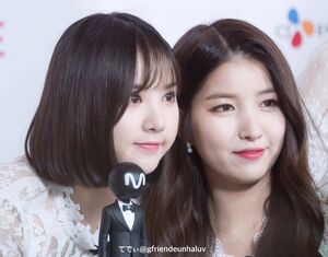 Photo : Sowon and her attentive Eunha!