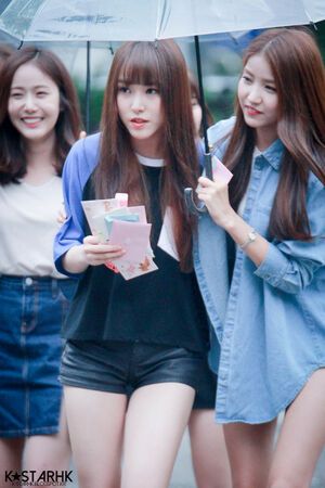 Photo : Sowon covering Yuju with her umbrella! (ft a happy SinB)