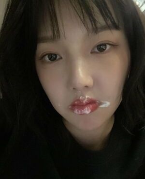 Photo : GFriend Yerin after enjoying all your Christmas cake