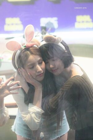 Photo : Eunha & her tall baby Sowon!