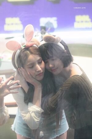 Photo : Eunha & her tall baby Sowon!