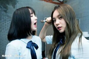 Photo : Umji doing.. something? to Eunha