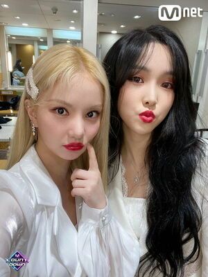 Photo : Yuju & Eunha cuties!