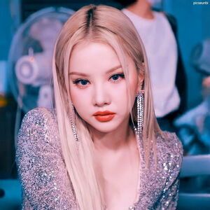 Photo : Blonde haired Eunha looks like a real goddess.