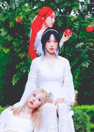 Photo : Yuju with her Eunha and SinB!