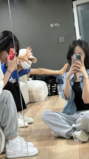 Photo : SinB Instagram Story with Eunha & Umji