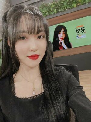 Photo : GFriend Twitter Update with Yuju (EBS Radio Listen)