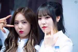 Photo : Yuju & SinB posing!