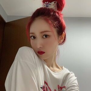 Photo : A very red SinB (Weverse)